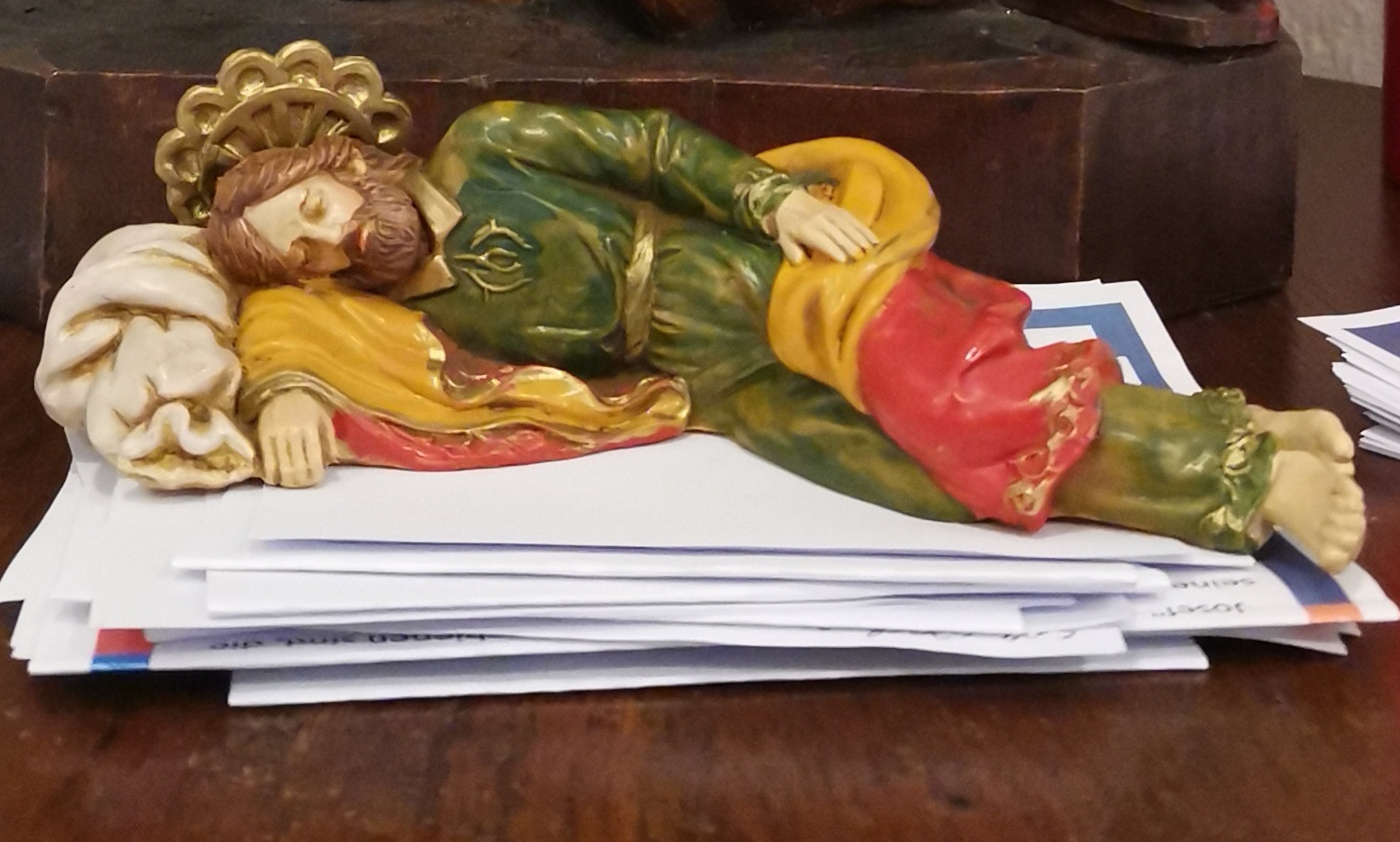Figur des Heiligen Josef, schlafend auf Briefen und Anliegenkarten liegend